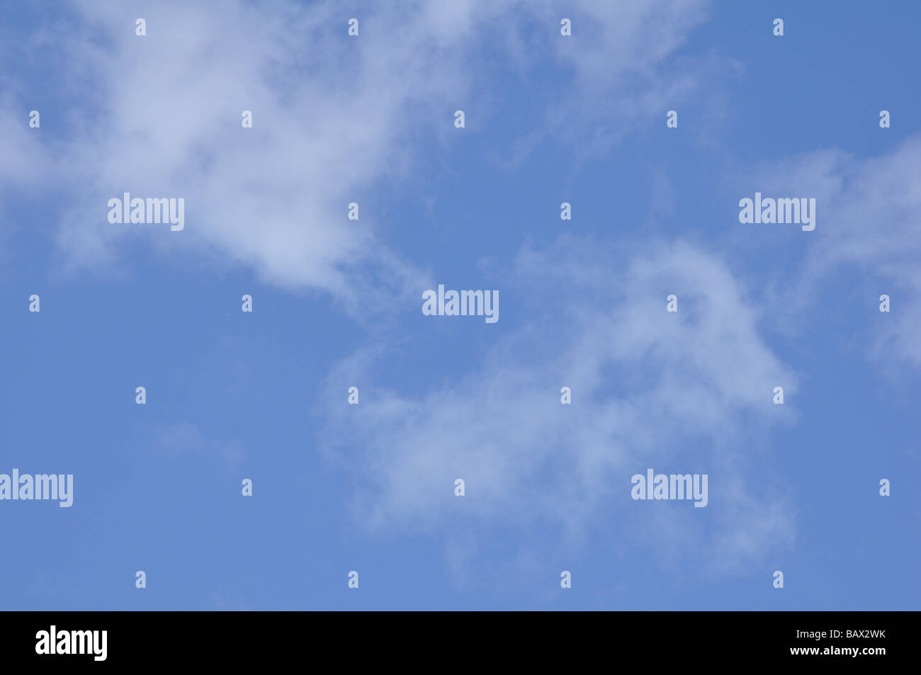 Un cielo azul con tenues nubes cirrus ( ) Foto de stock