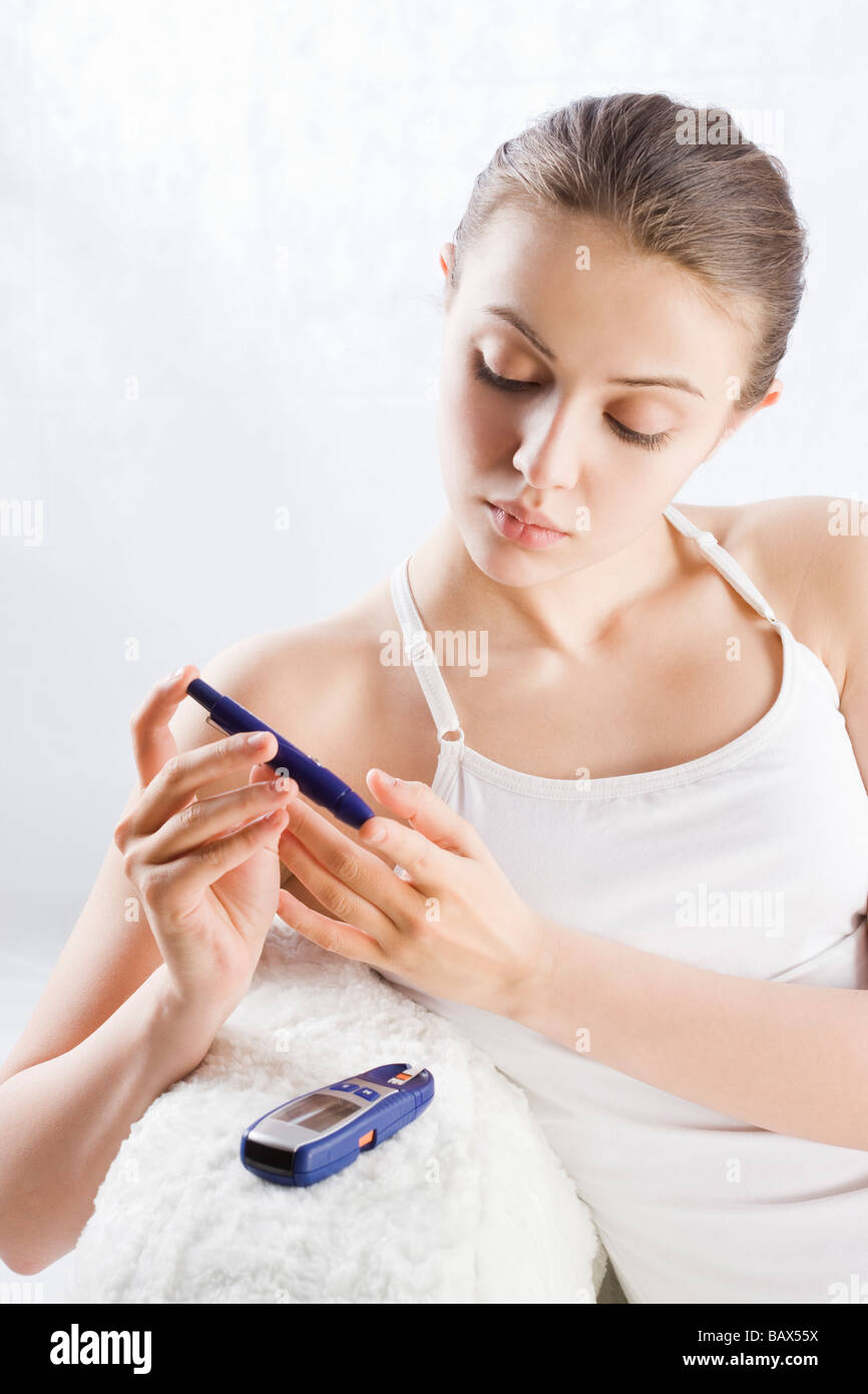Mujer haciendo prueba de azúcar en la sangre Foto de stock