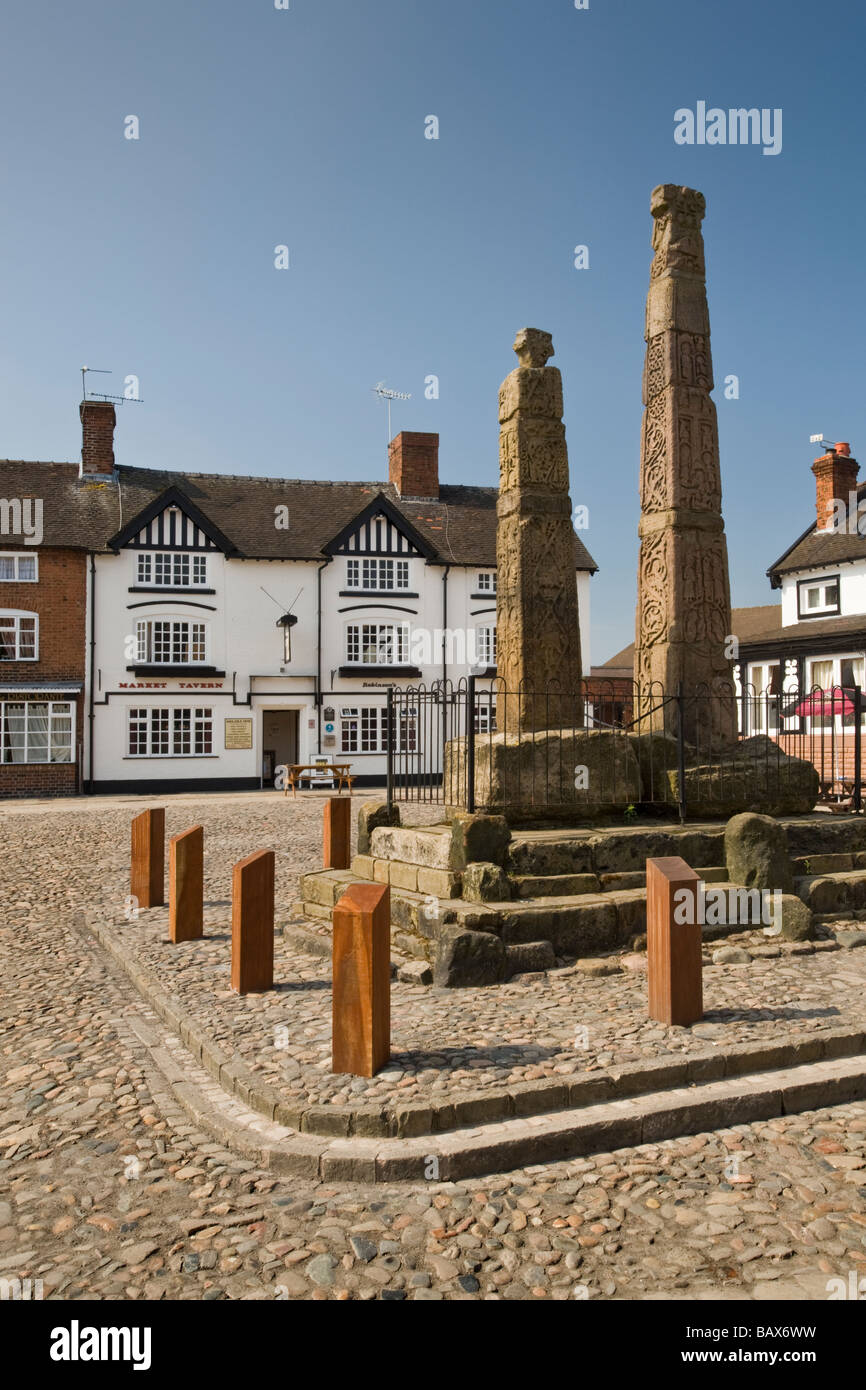 El antiguo sajón cruza en Market Place, Sandbach, Cheshire, Inglaterra, Reino Unido. Foto de stock