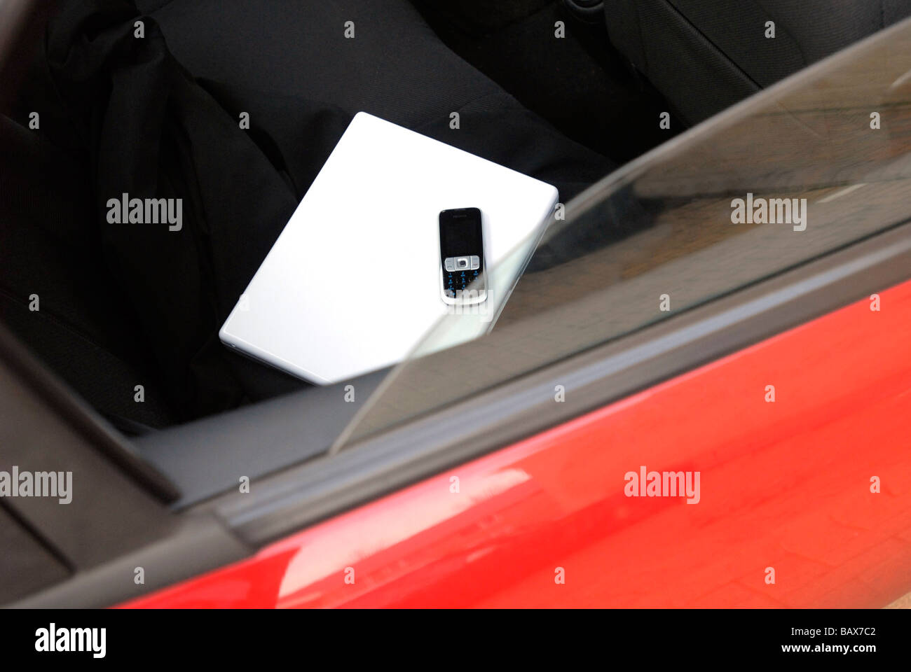 Portátil y teléfono en mostrar en la parte de atrás de un coche Foto de stock