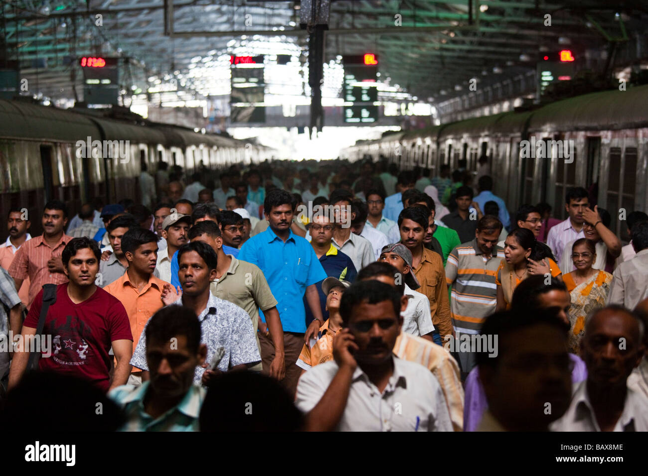 Concurrida Estación de tren Victoria Terminus en Mumbai, India Foto de stock