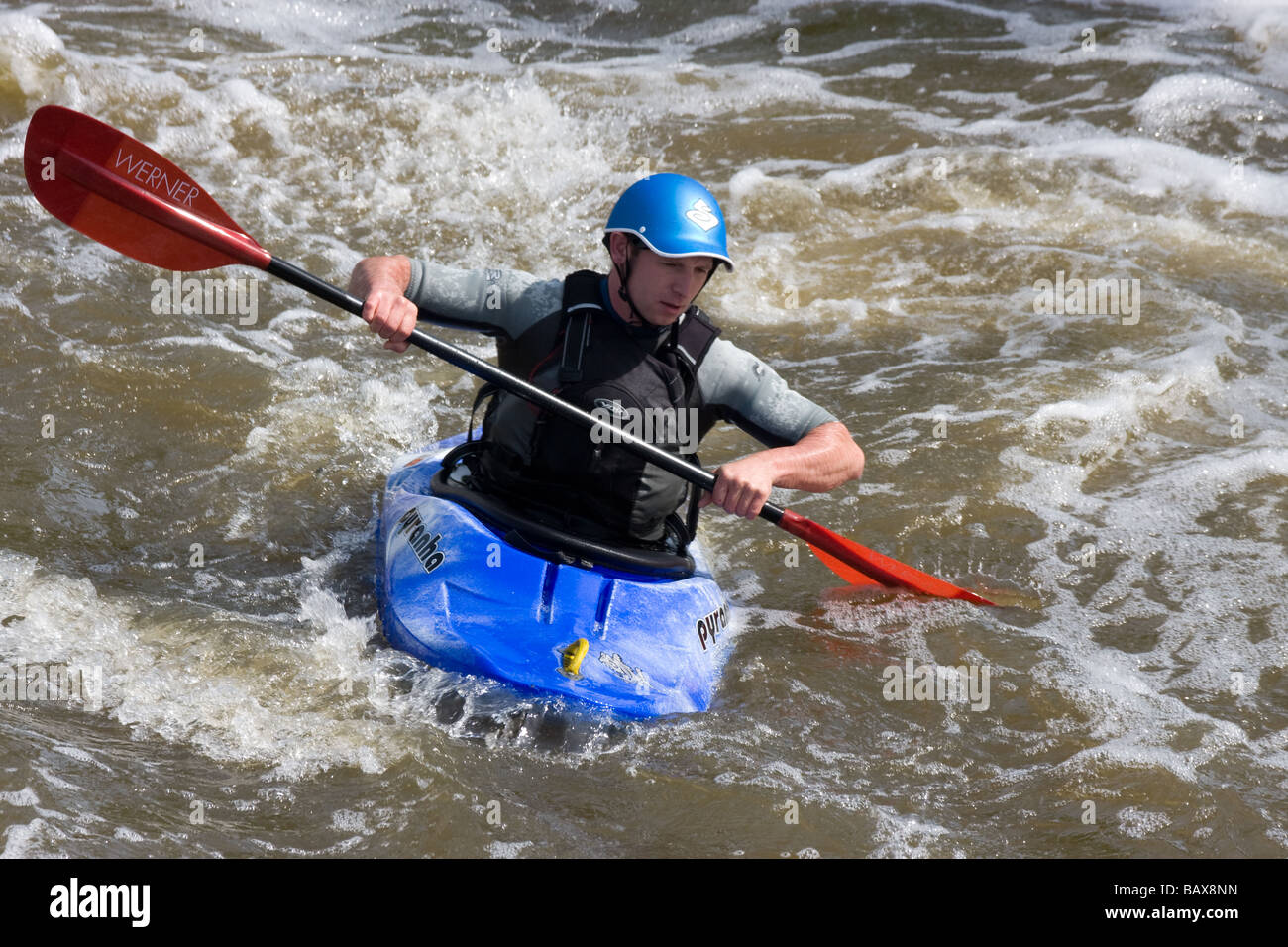 Deportes acuáticos kayak Kayak kayak río Medway yalding formación Kent England Reino Unido Europa Foto de stock