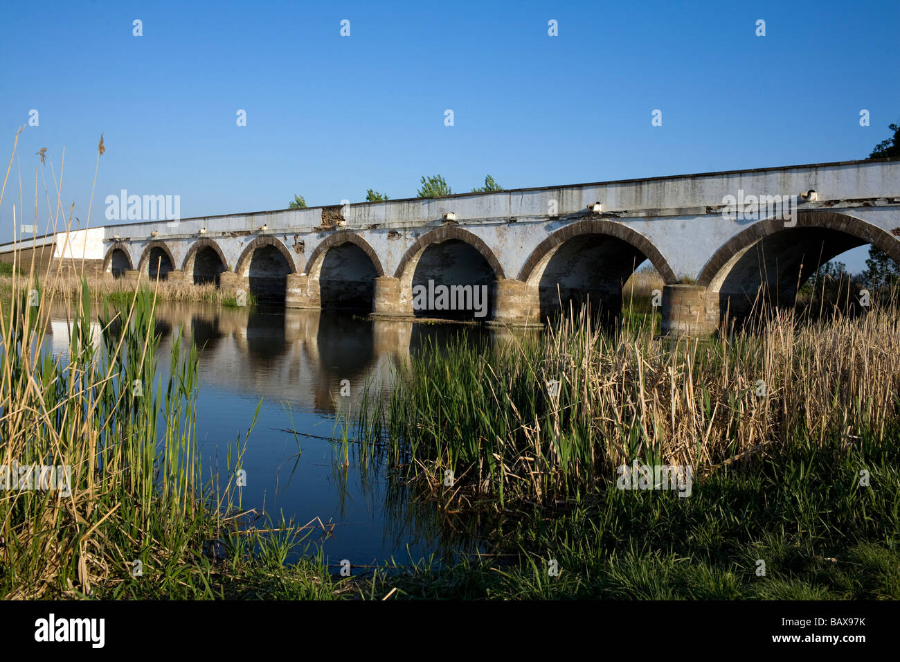 El puente en el Parque nacional Hortobagy Puszta Hungría Foto de stock