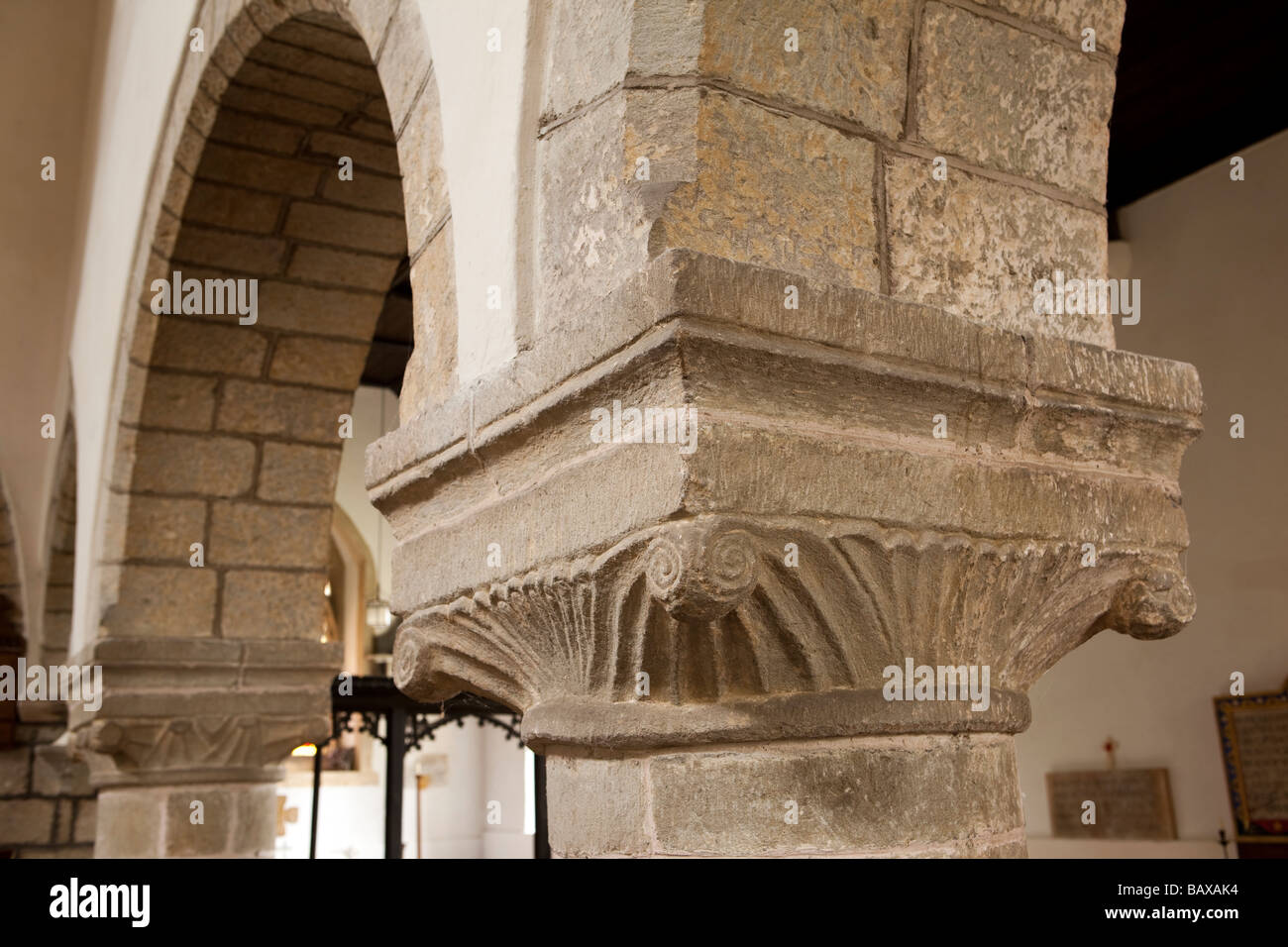 Gloucestershire UK English Bicknor St Marys iglesia Normanda interiores decorados capiteles Foto de stock