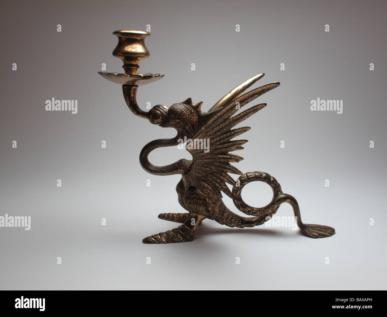 Par de antigüedades de bronce dorado dragon candeleros circa 1880 Foto de stock