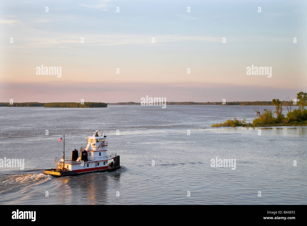 Empujar el barco Mississippi River, Warfiled Point Park, Washington County, Mississippi Foto de stock