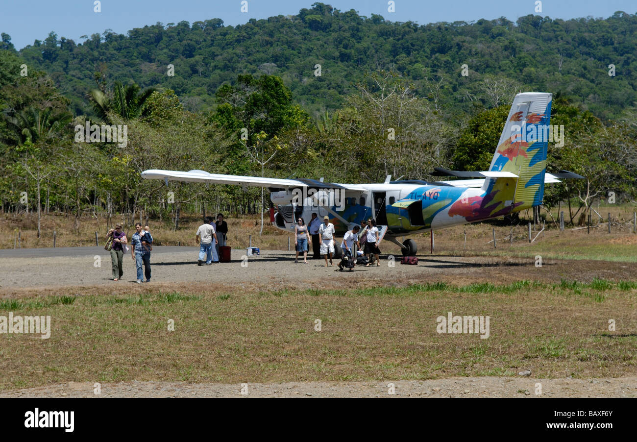 Pequeña 'Nature Air' avión de hélice en la pista, Bahía Drake, Costa Rica Foto de stock