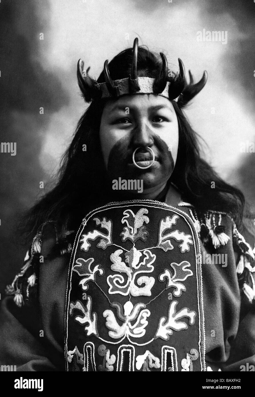 Mujer nativa en pleno Potlach disfraz Foto de stock