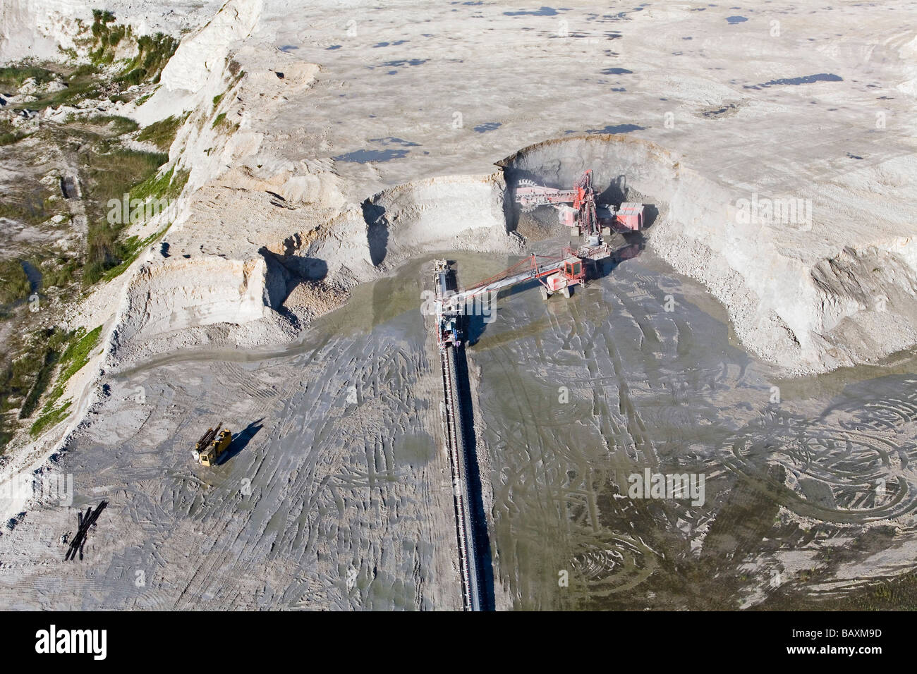 Vista aérea de la mina a cielo abierto y pala mecánica en un hoyo de marga, Misburg, Hannover, Baja Sajonia, en el norte de Alemania Foto de stock