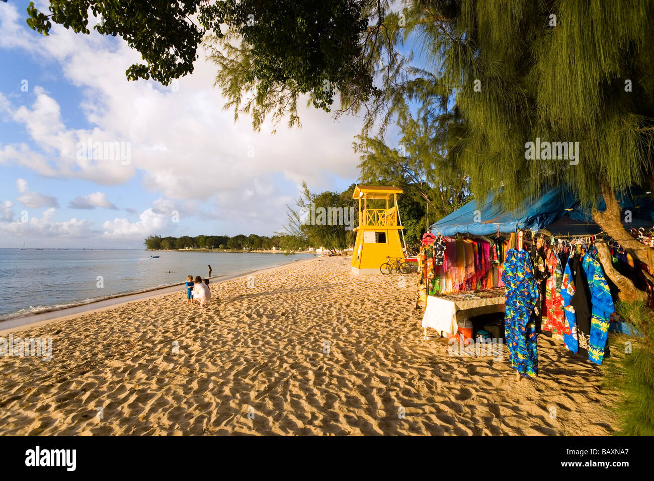 Calado de souvenirs y torre de vigilancia en la playa, Speightstown, Barbados, Caribe Foto de stock