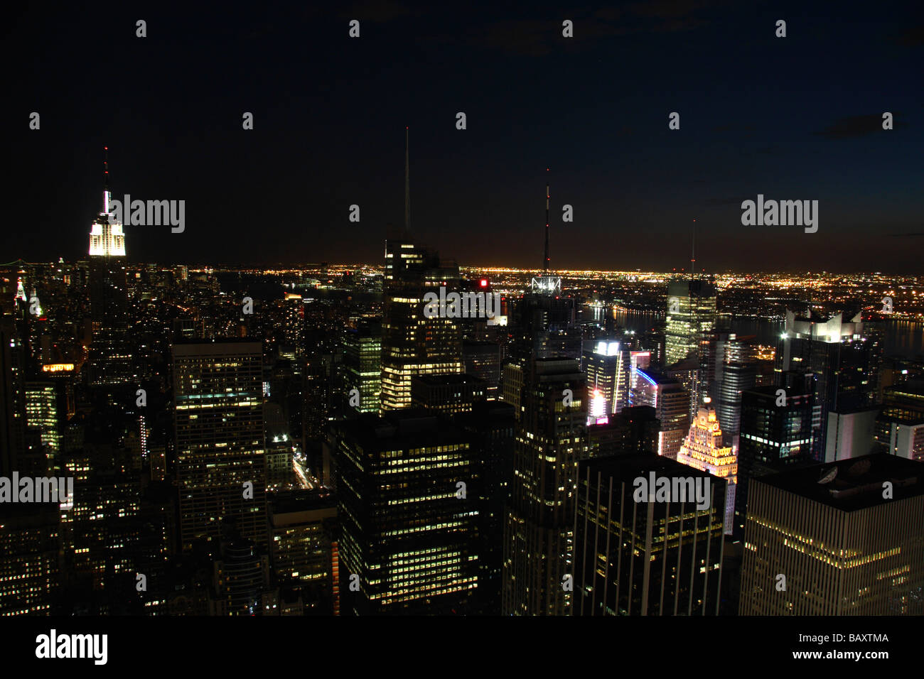 Una vista nocturna hacia el sur hacia el oeste en dirección a Nueva Jersey desde la cima de la roca plataforma de visualización, el Rockefeller Center, Nueva York. Foto de stock