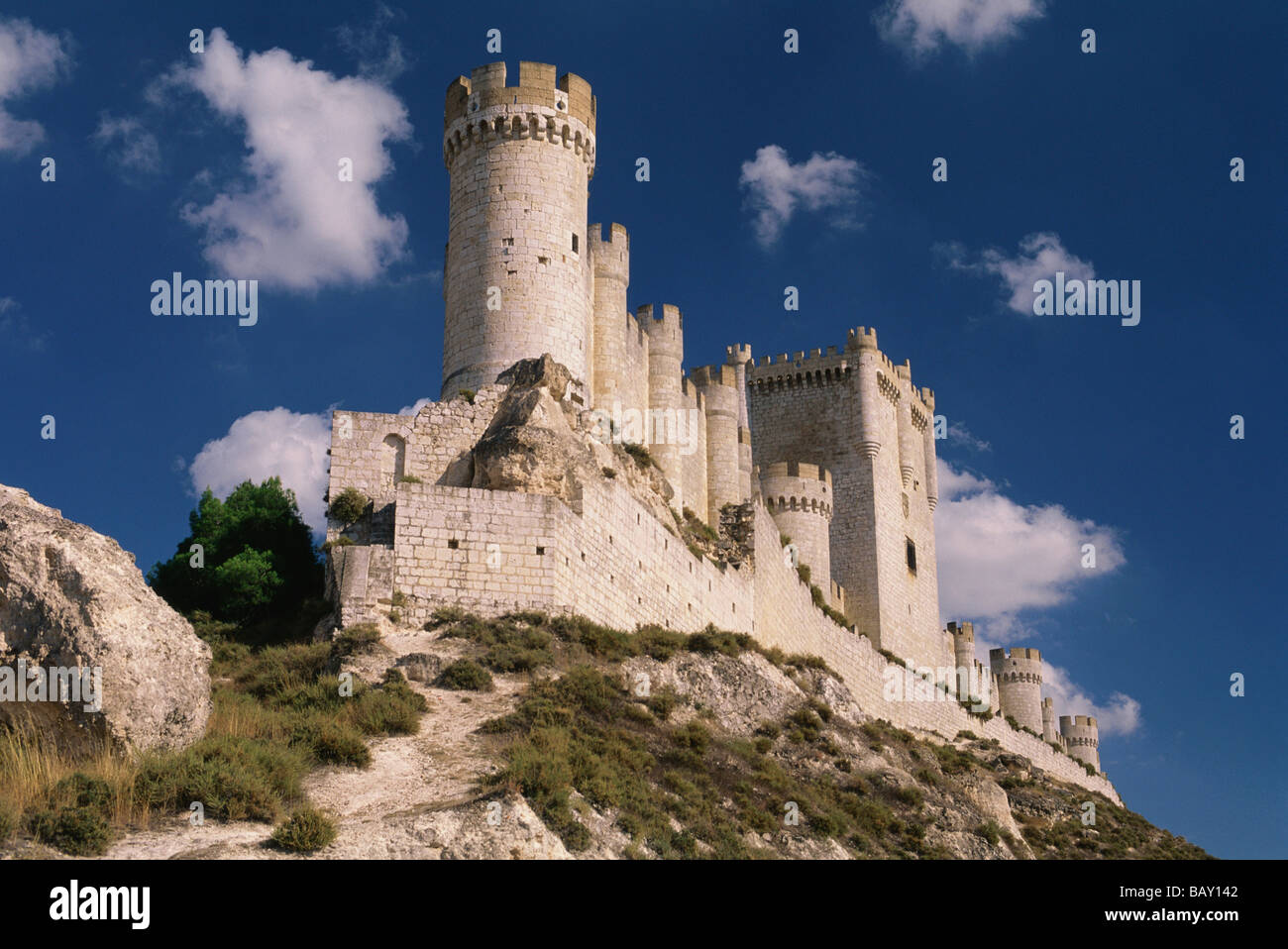 Castillo de Peñafiel castillo en la cima de una cresta rocosa contra el cielo azul, provincia de Valladolid, Castilla y León, al norte de S Foto de stock