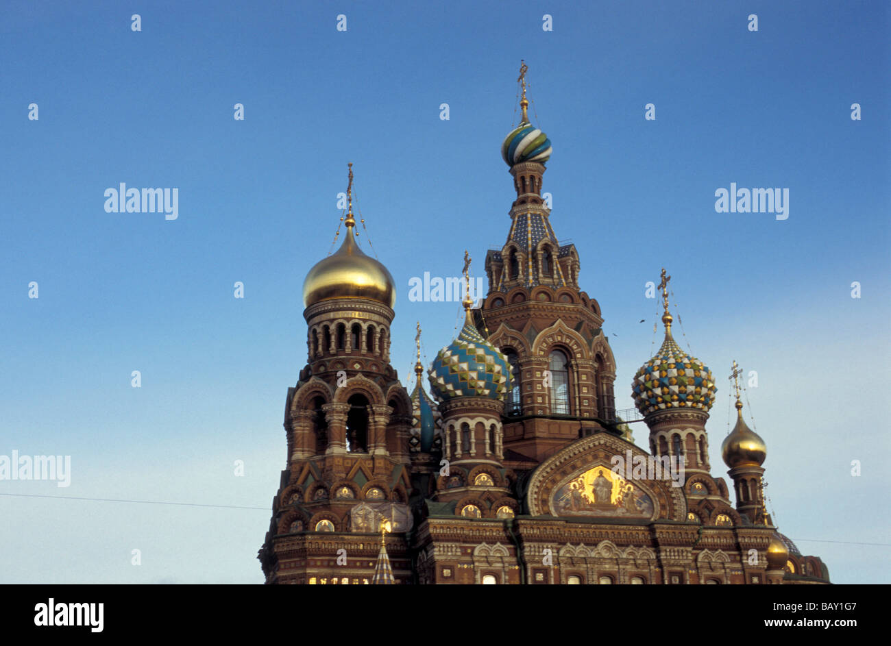 Ricamente decorado con cúpulas en forma de cebolla de la iglesia del Salvador sobre la sangre, San Petersburgo, Rusia Foto de stock