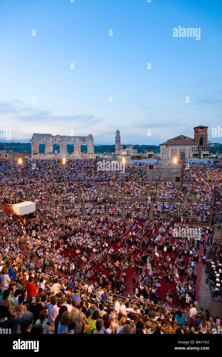 Representación de ópera al aire libre de Nabbuco en la noche en la Arena de Verona, Verona, Véneto, Italia Foto de stock