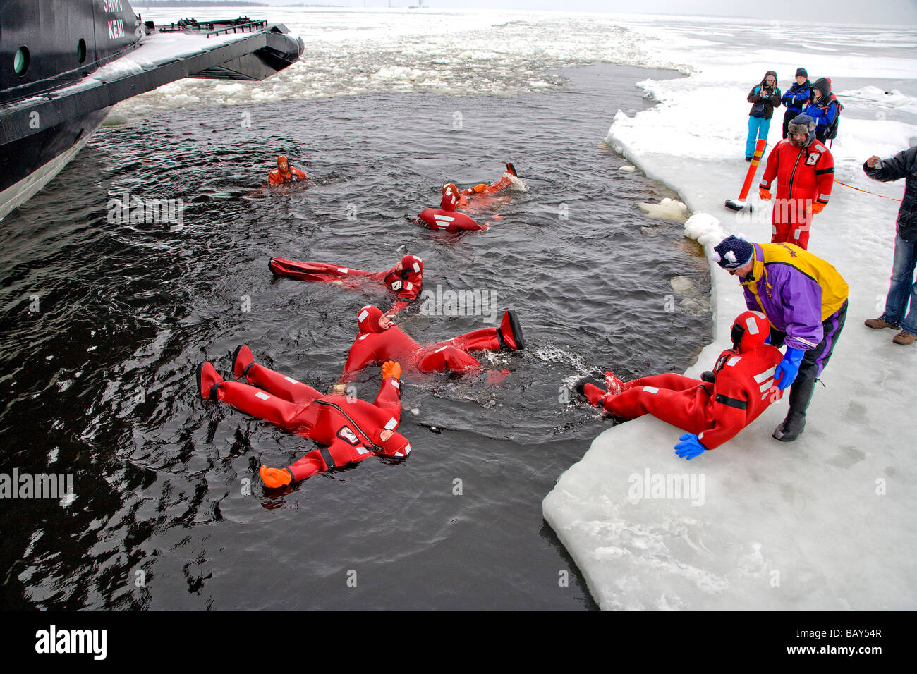Bañarse en el mar helado, el Rompehielos Sampo, Kemi, Laponia, Finlandia, Europa Foto de stock