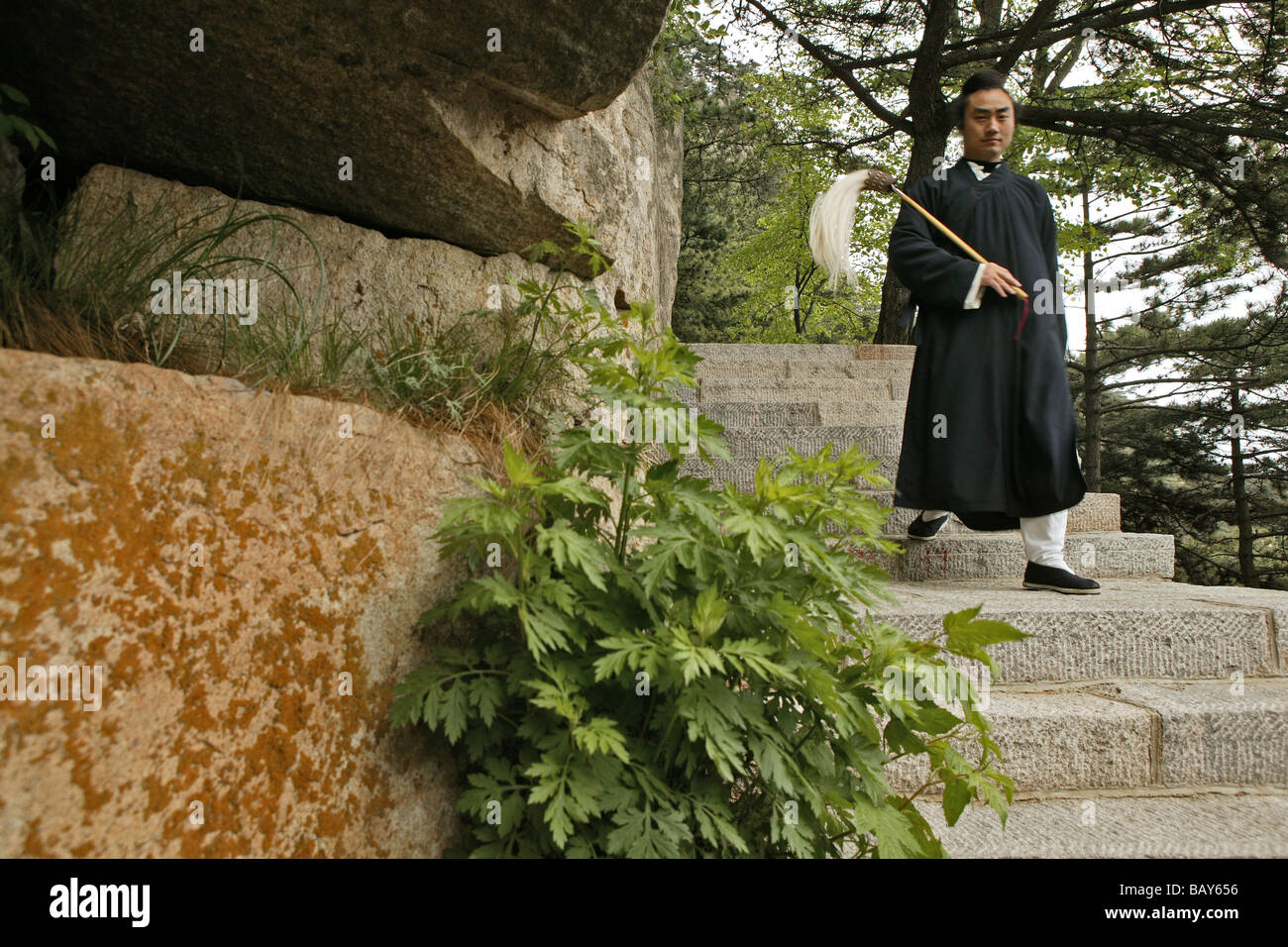 Monje taoísta Zhang Qingren acerca de demostrar el Tai Chi, Hou Shi Wu templo, el monte Tai, Tai Shan, en la provincia de Shandong, Heritag mundial Foto de stock