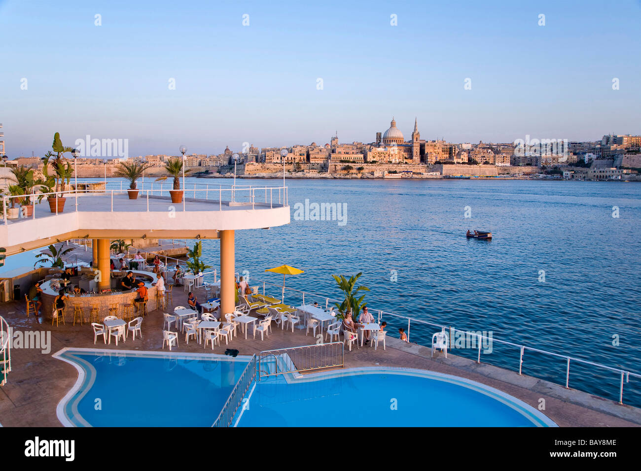 Piscina en el paseo marítimo, el Puerto Marsamxett, Sliema, Valletta, Malta Foto de stock