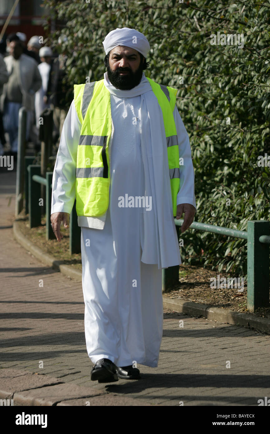 Un hombre musulmán en ropas tradicionales llevaba una chaqueta fluorescente  totalmente modernos Fotografía de stock - Alamy
