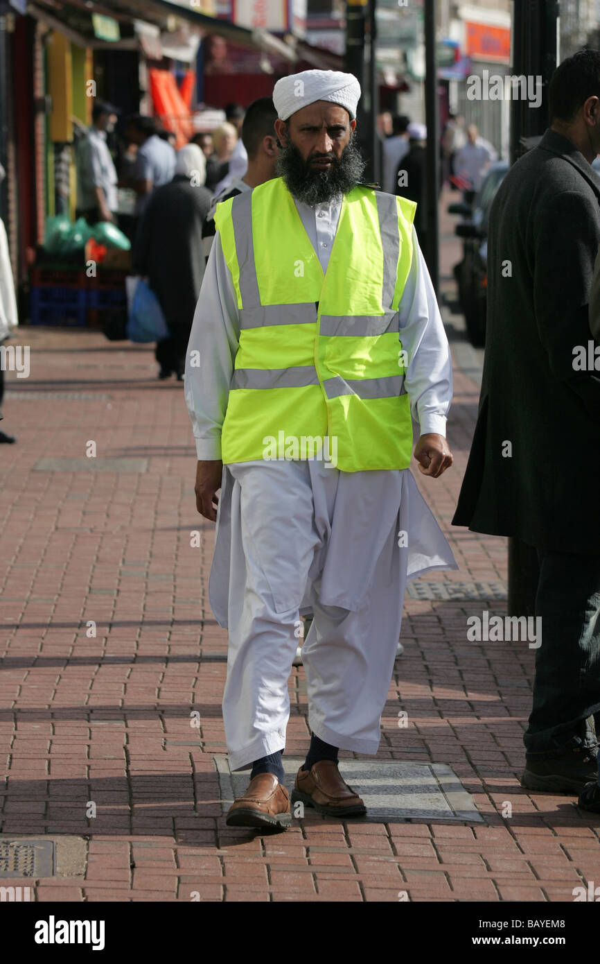 Un hombre musulmán en ropas tradicionales llevaba una chaqueta fluorescente  totalmente modernos Fotografía de stock - Alamy