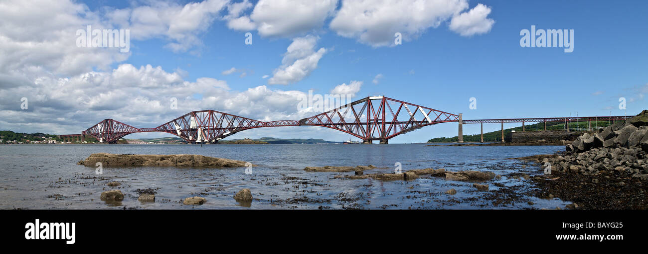 Forth Bridge panorámica de South Queensferry, Edinburgh contra el cielo azul Foto de stock