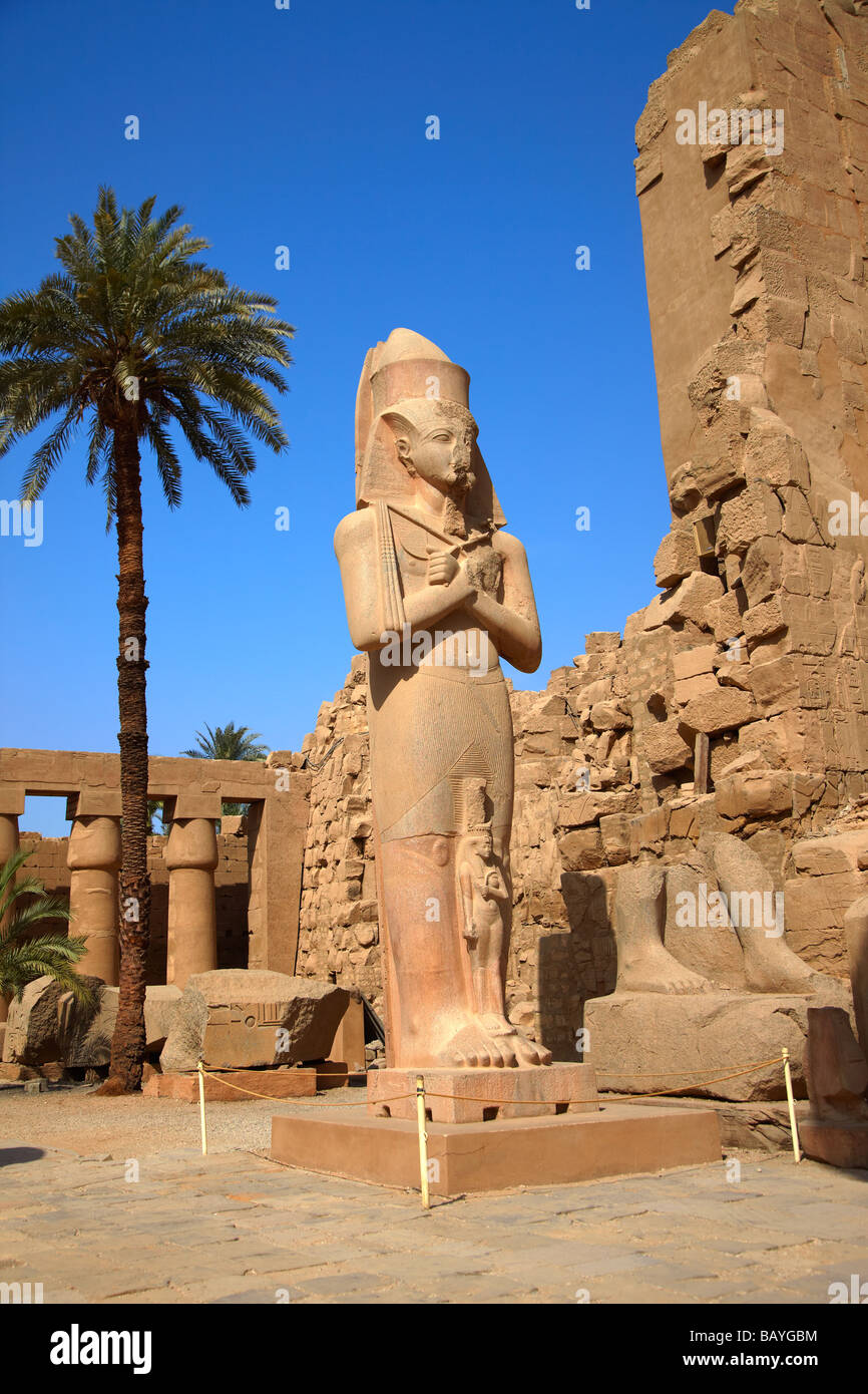 Estatua de Rameses II y la hija en Karnak, Templo del Dios Amón, Luxor, Egipto Foto de stock