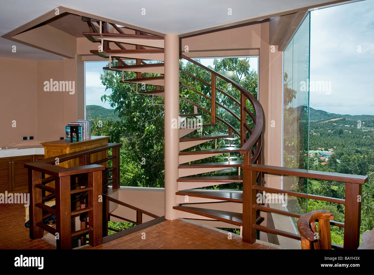 Casa moderna escalera de caracol interior asiático con escalera de