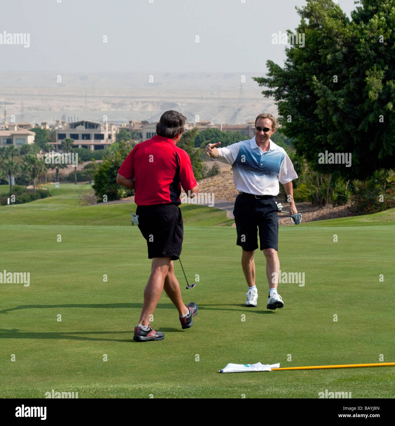 Los golfistas un apretón de manos al final de un partido, el club de golf de Katameya, Cairo, Egipto Foto de stock