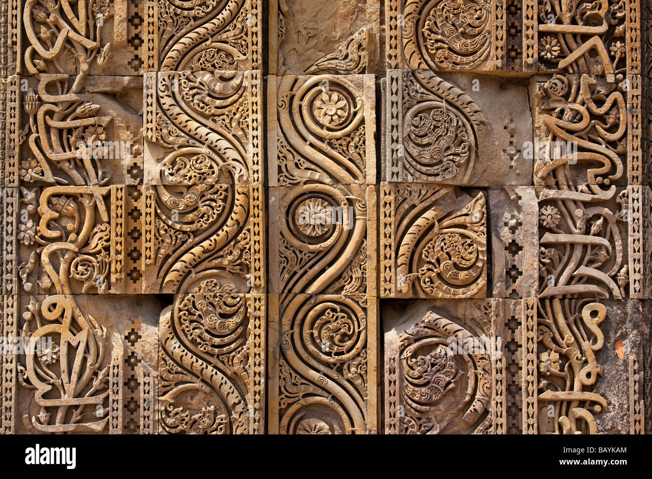 Detalle de piedra tallada en el Complejo Qutb Minar en Delhi, India Foto de stock