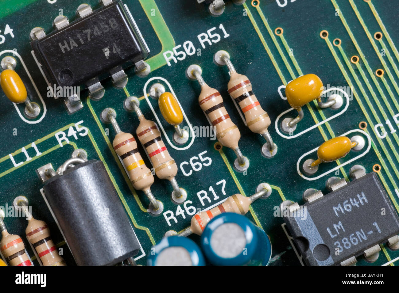 Resistencias, condensadores y micro chips de silicio integrados en una placa de circuito electrónico motherboard Foto de stock