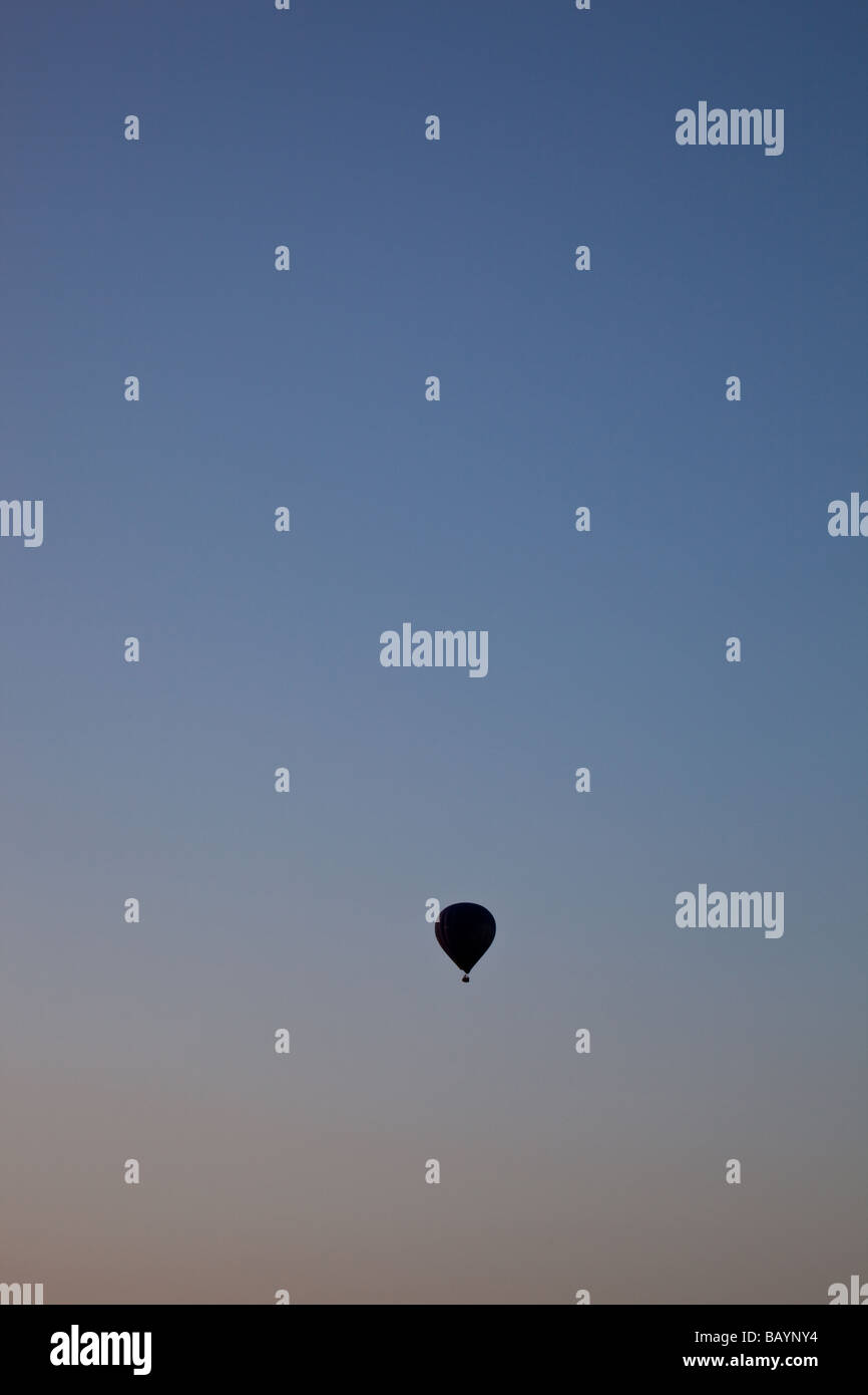 En globo de aire caliente flotando en un cielo nocturno, Shropshire Foto de stock