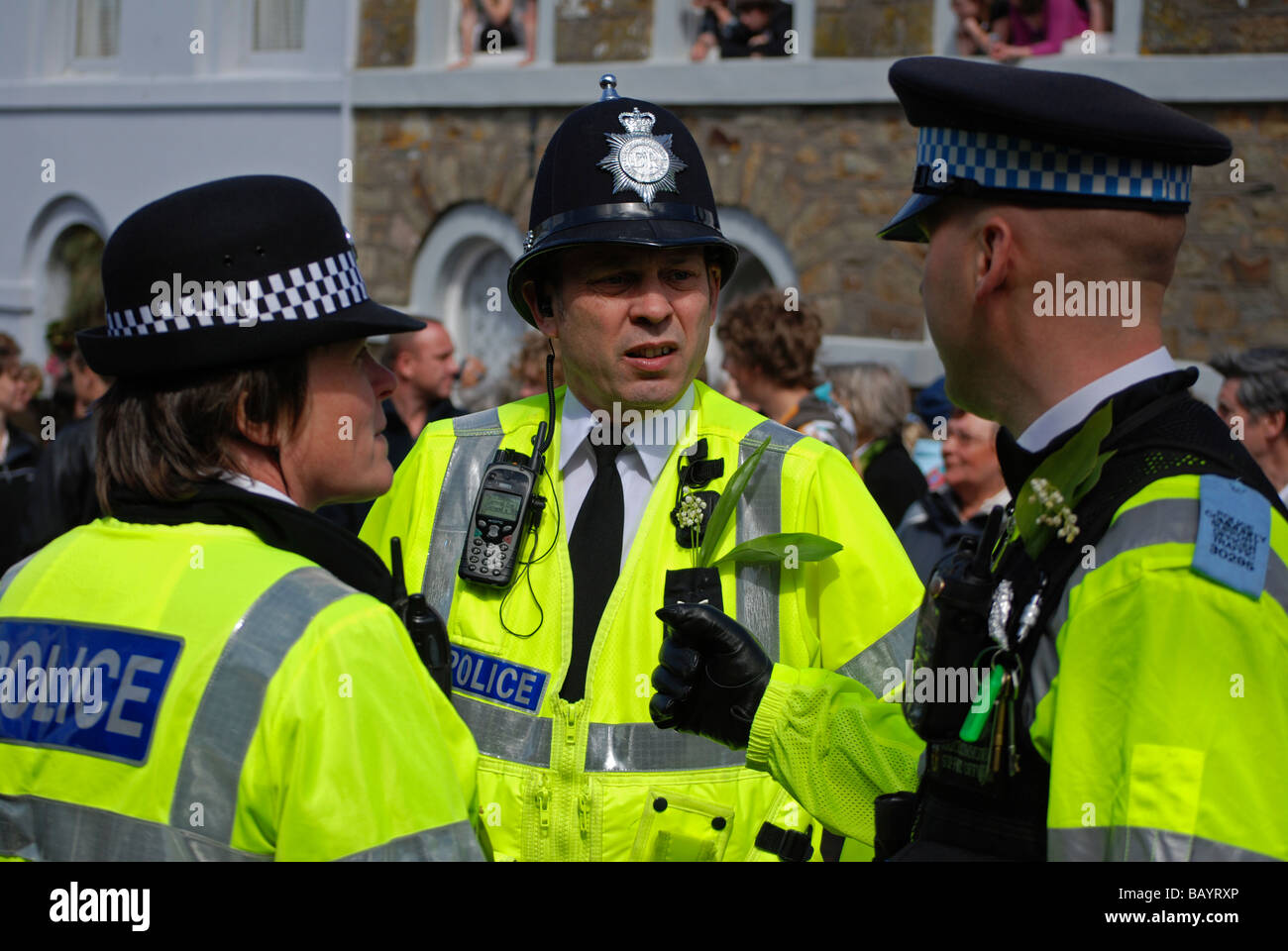 La policía británica sobre el deber de control de multitudes en la flora helston día,helston, Cornwall, UK Foto de stock