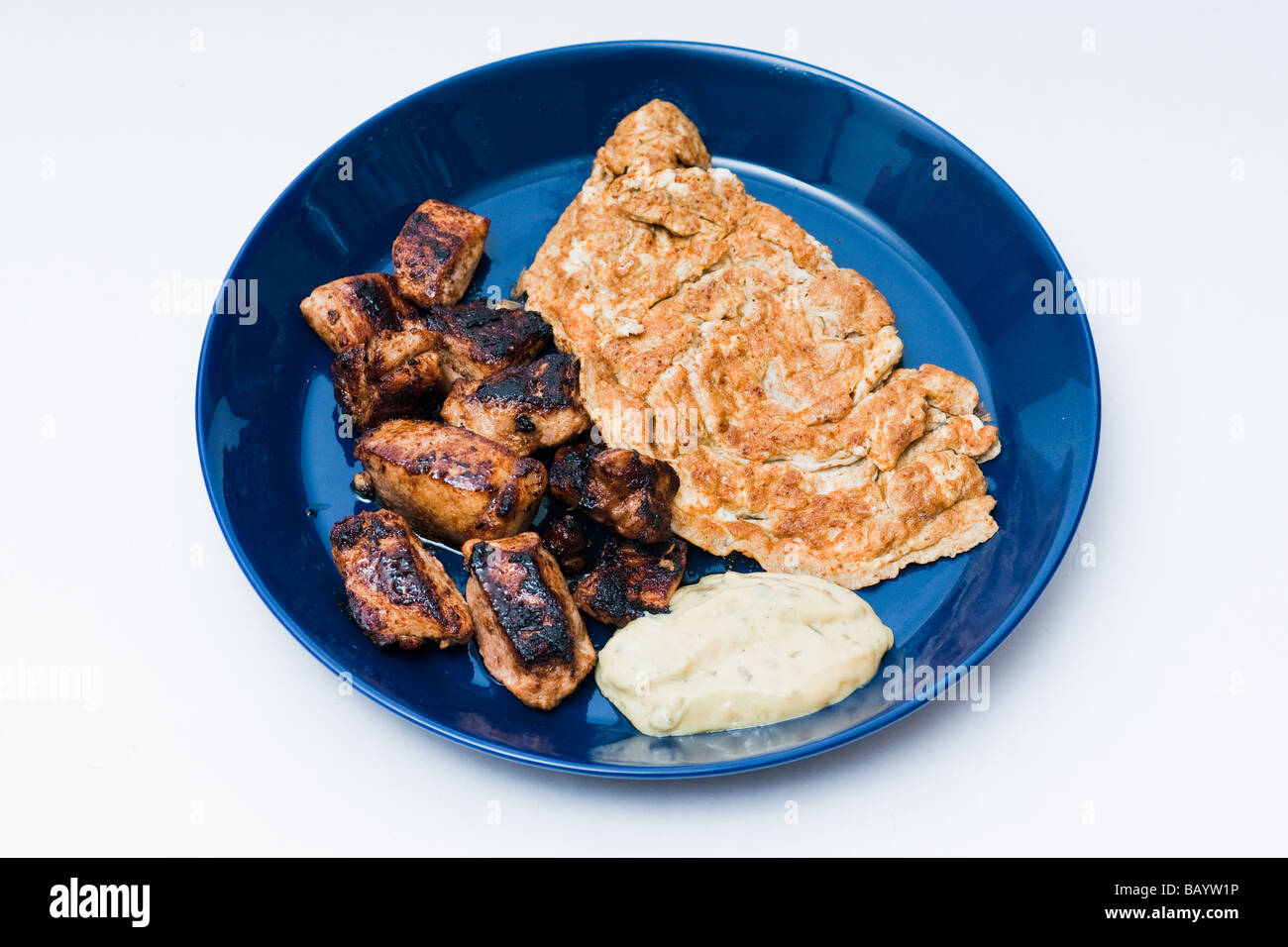 Chunkns fuera de carne de cerdo frita con una tortilla y salsa