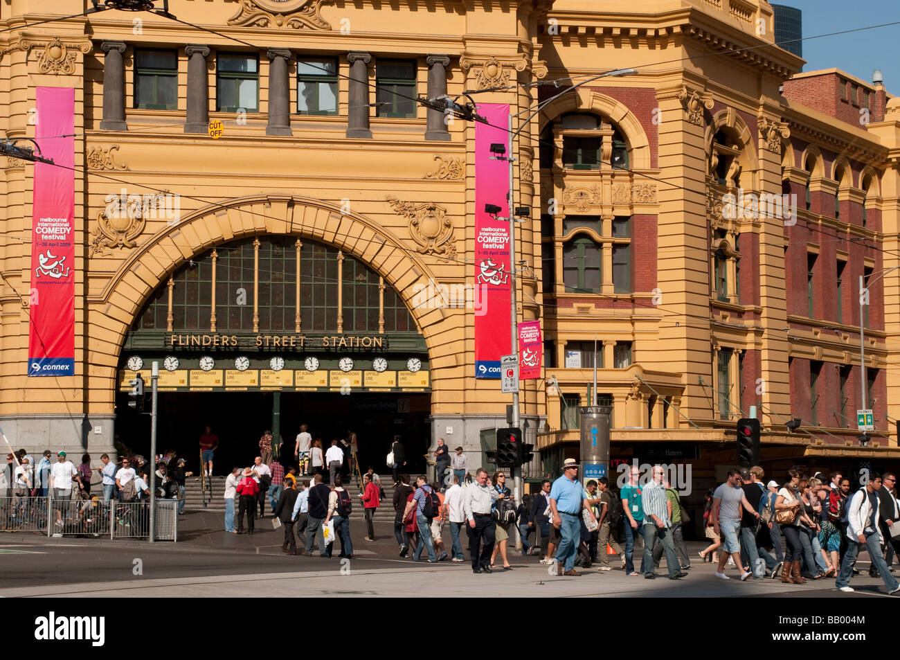 Ocupada la entrada principal de la estación de Flinders Street, Melbourne, Australia Foto de stock