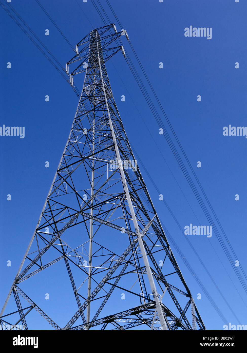 Vista mirando hacia la parte superior de un poste eléctrico grande, Inglaterra, Reino Unido. Foto de stock