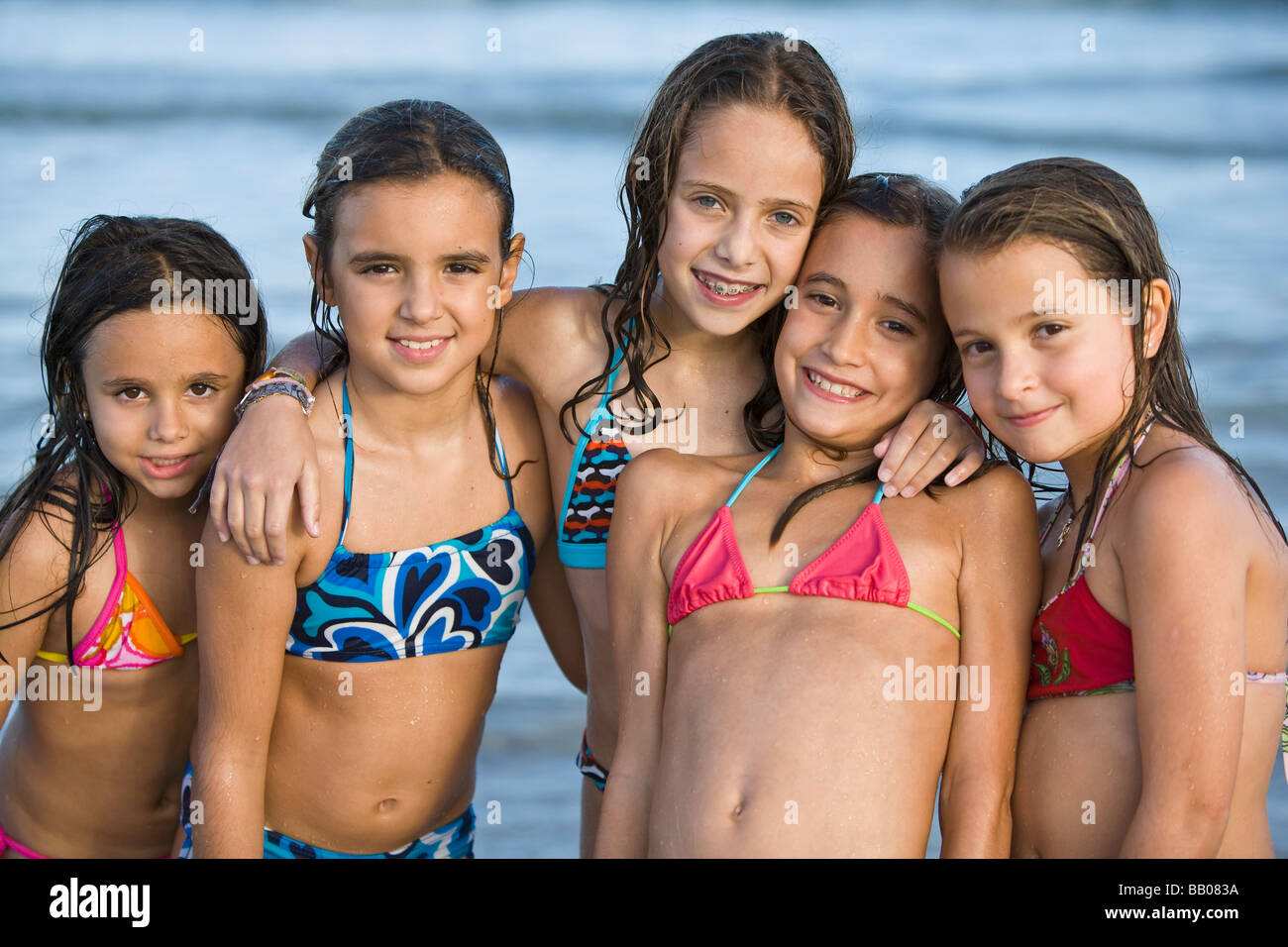 Hispanic Chicas En Bikini Posando En La Playa Fotografía De Stock Alamy