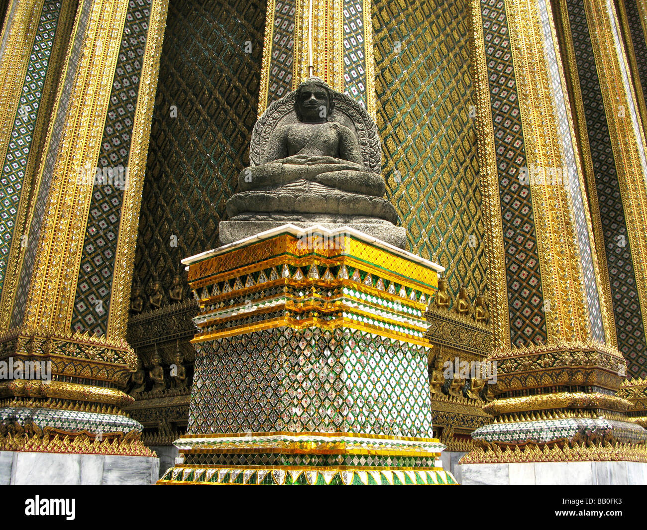 Estatua de Wat Phra Kaeo Templo del Buda de Esmeralda, el Gran Palacio Bangkok Thailand Foto de stock