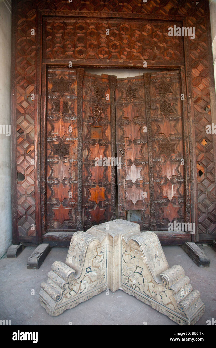 Puerta Ghanin dentro del Fuerte Rojo de Agra India Foto de stock