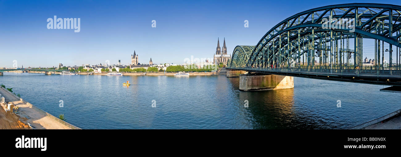 Hohenzollern Brucke (Puente) y la catedral de Colonia, Colonia, Alemania Foto de stock
