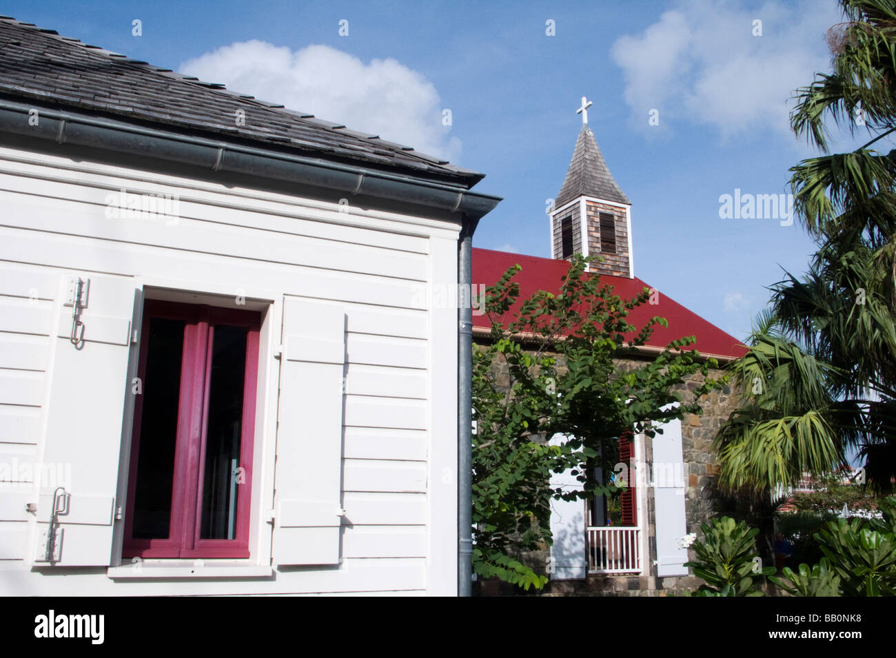 Casa de madera y St Bartholomews Iglesia Anglicana Gustavia St Barts. Foto de stock