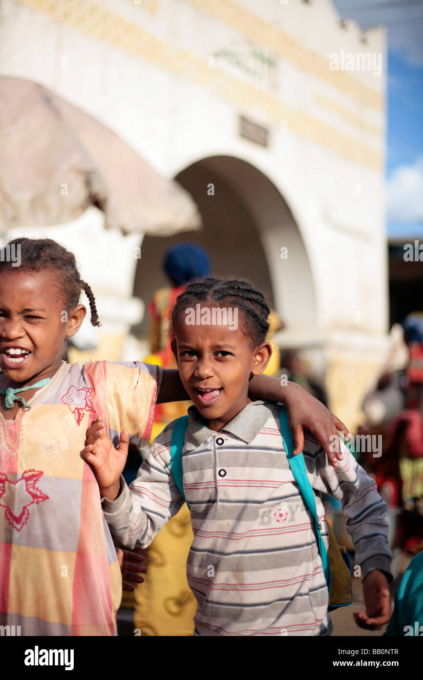 Los niños delante de Harar Gate en el mercado cristiano del Viejo Harar, en Etiopía oriental Foto de stock