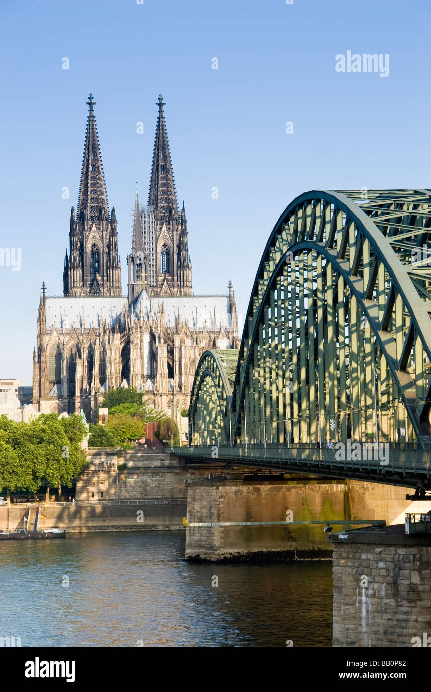 Hohenzollern Brucke (Puente) y la catedral de Colonia, Colonia, Alemania Foto de stock