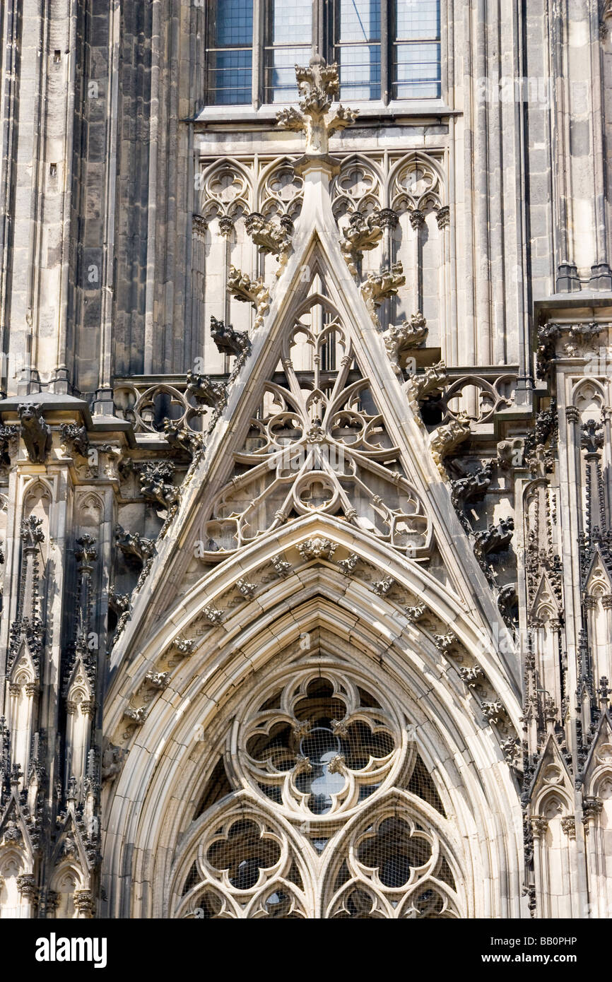 Ventana y tallar (detalle), la catedral de Colonia, Colonia, Alemania Foto de stock
