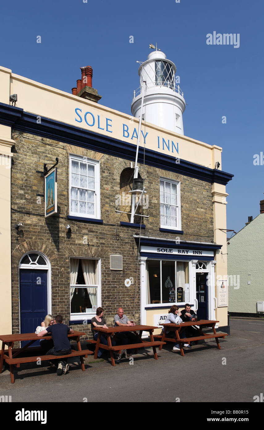 Sole Bay Inn y faro, Southwold, Suffolk, Inglaterra, Reino Unido. Foto de stock