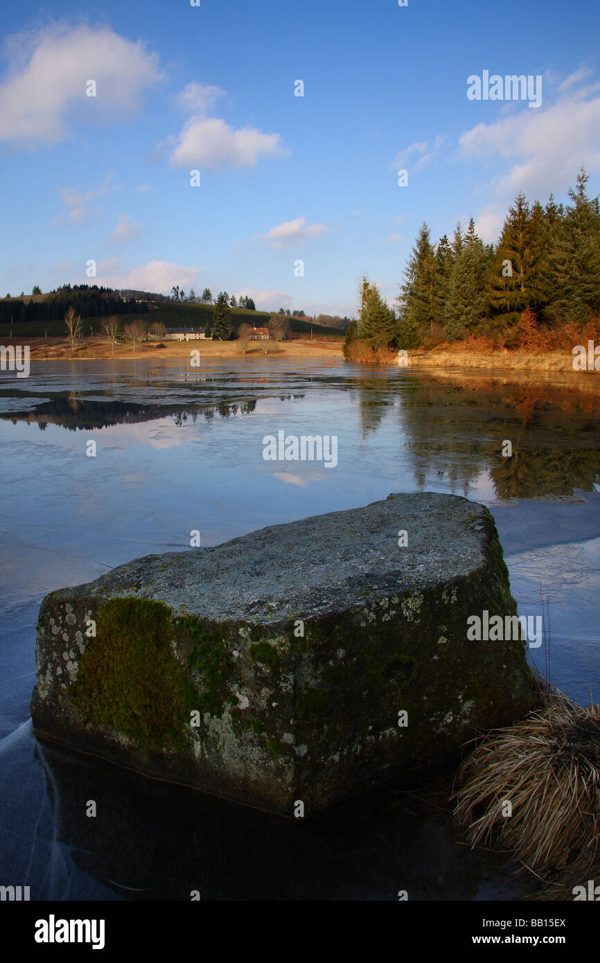 Una vista a un lago en la región de Limousin, en enero. Foto de stock