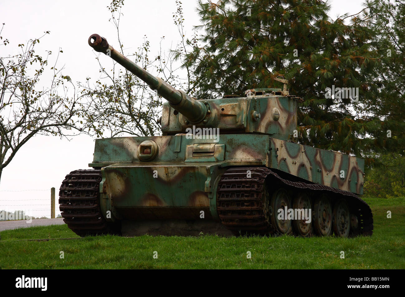 Tipo de tanque de tigre E número 231 en un zócalo de hormigón fuera de Vimoutiers Normandía Francia Foto de stock