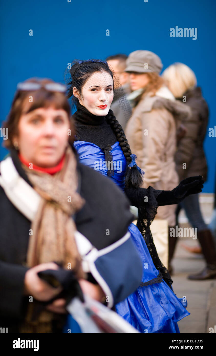 Artista de la calle toma un descanso Covent Garden Londres Inglaterra Europa Foto de stock