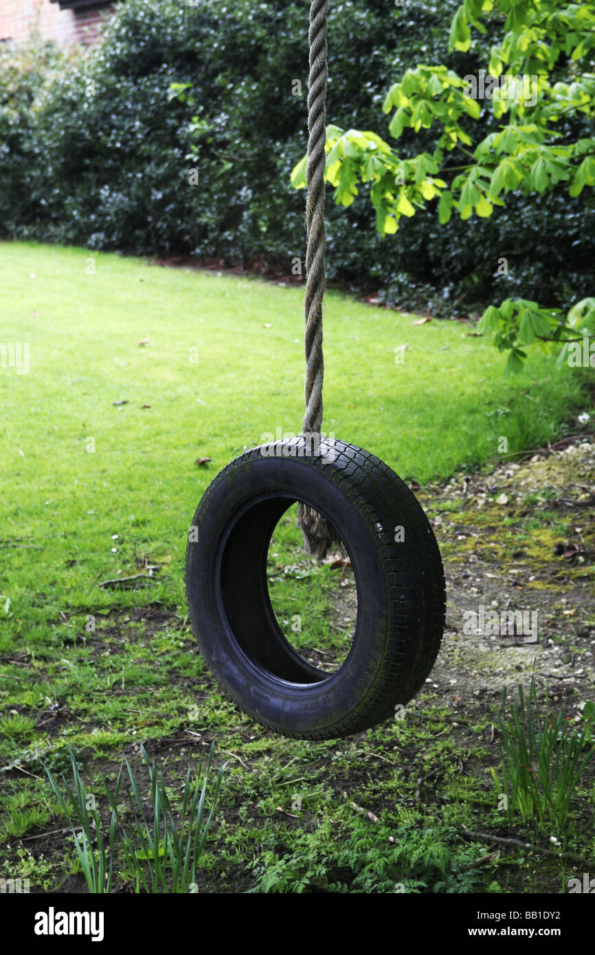 Columpio, neumático viejo pendiendo de una cuerda de un árbol, en reposo  solo colgando allí esperando a ser utilizado. reciclado de neumáticos de  coche colgado Fotografía de stock - Alamy