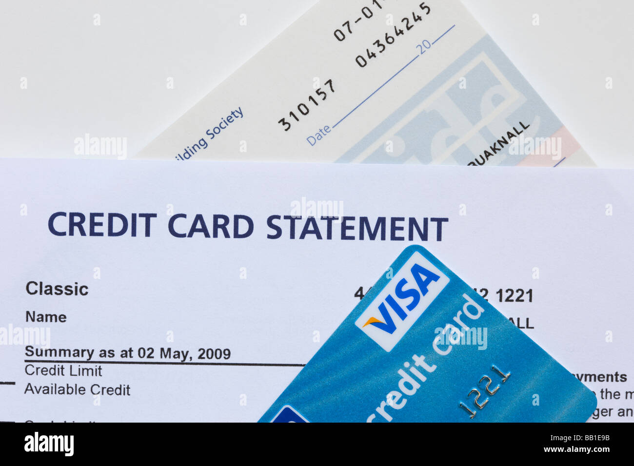 Extracto de la tarjeta de crédito con tarjetas Visa y chequera cerca. Inglaterra Gran Bretaña Foto de stock