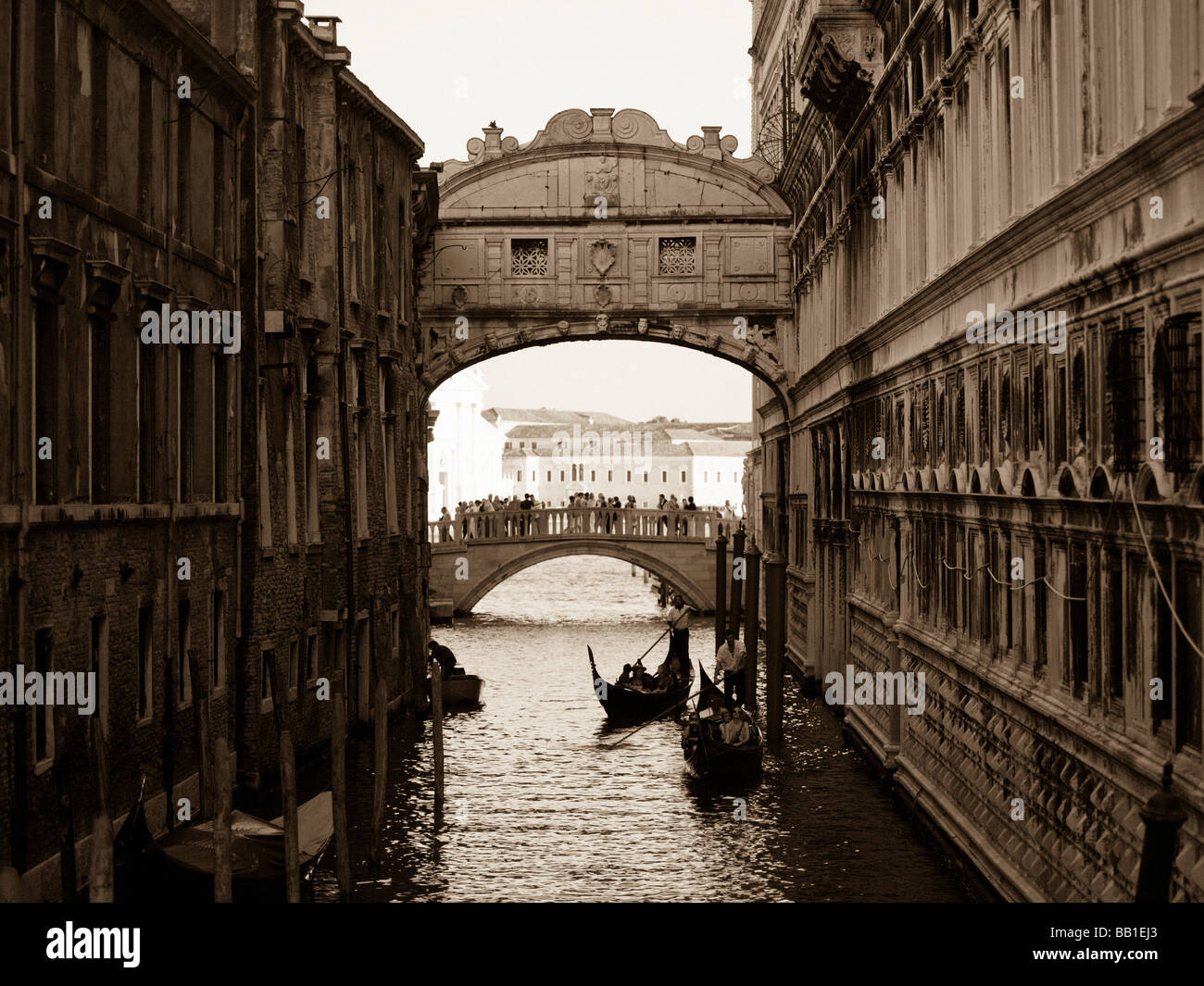 La góndola flotando bajo el Puente de los Suspiros, Venecia, Italia Foto de stock