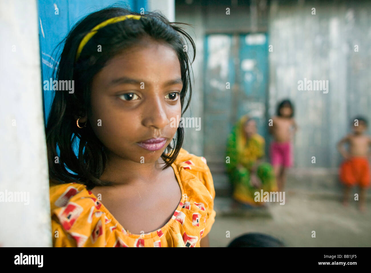 Los niños en la escuela, todos nacieron en el burdel, Dhaka, Bangladesh. Foto de stock